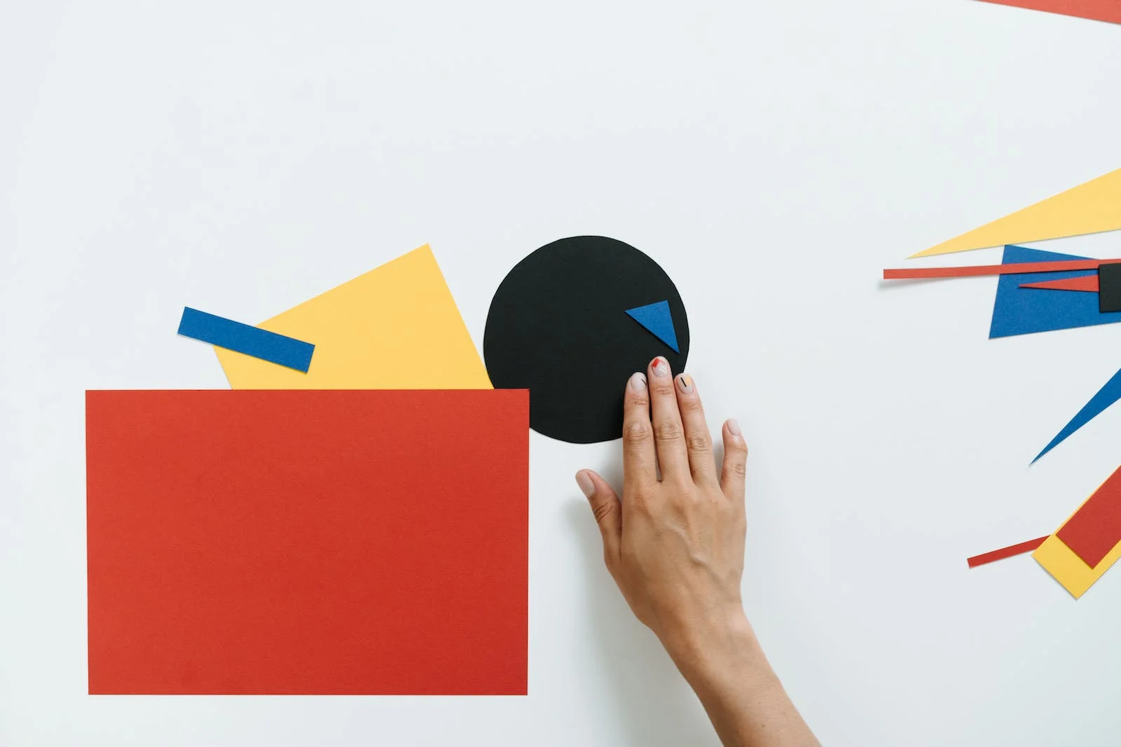 Optimiza la gestión de tu negocio Mano organizando piezas como metáfora de la organización de procesos administrativos